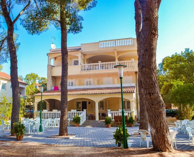 Chorvatsko Pakoštane - Apartmány Dalmacija resort s polopenzí